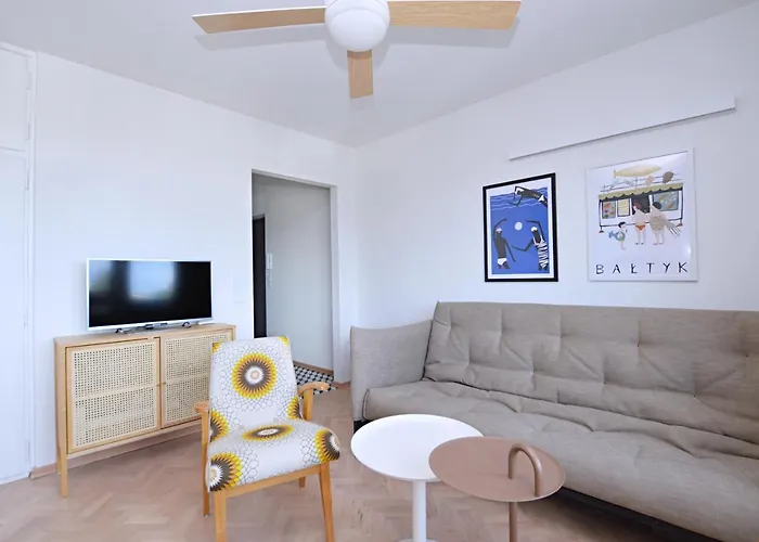 1965 By Renters アパート